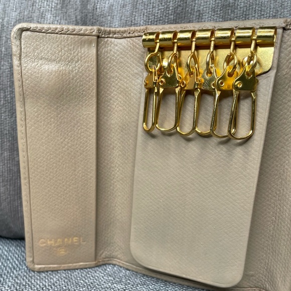 Gorgeous Chanel 6-Ring Keyholder in Excellent Condition! - Picture 3 of 12